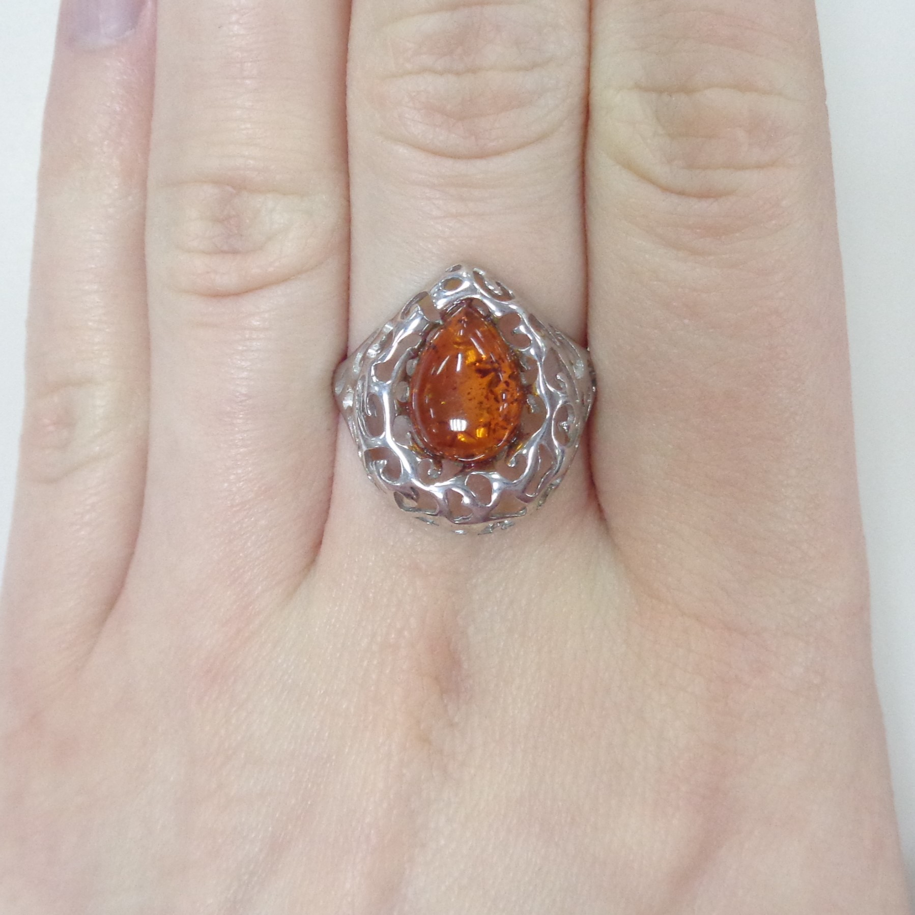 Серебряное кольцо с янтарем